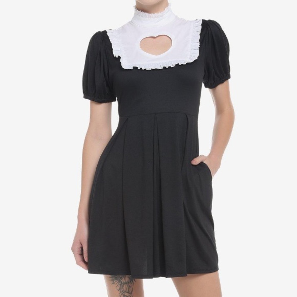 Hot Topic Black Heart Cutout High-Collar Dress Goth Gothic Wednesday Addams‎